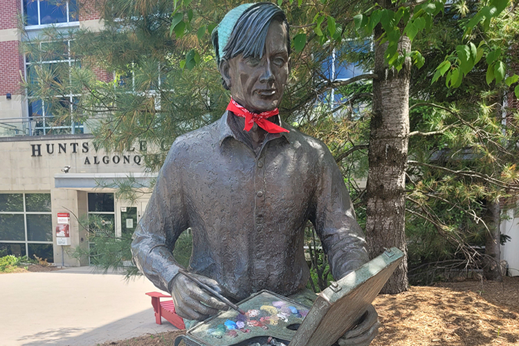 Statue en bronze de Tom Thomson devant le Théâtre Algonquin à Huntsville.