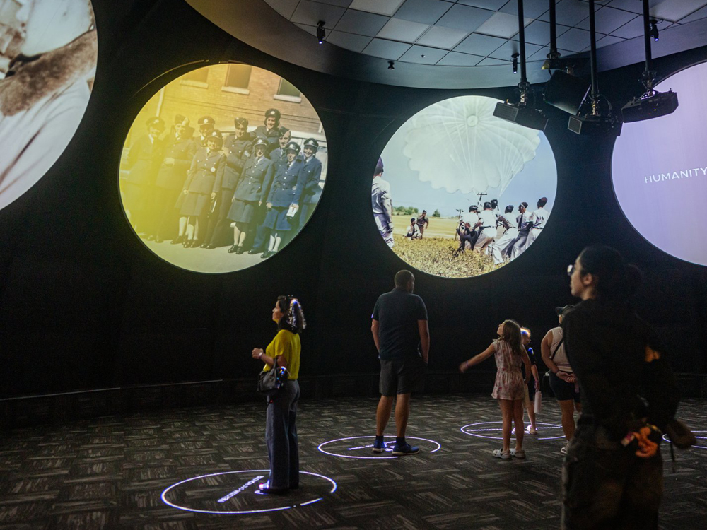 Visiteurs participant à une exposition interactive dans un musée d’aviation.