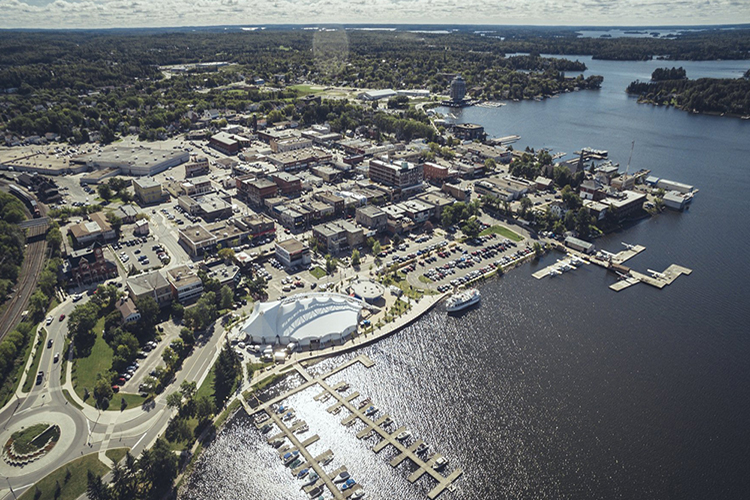 Vue aérienne du secteur riverain du centre-ville de Kenora.