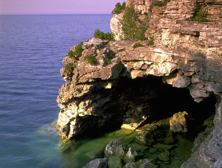 Piscine naturelle formée de rochers et de grottes dans le parc national de la Péninsule-Bruce.