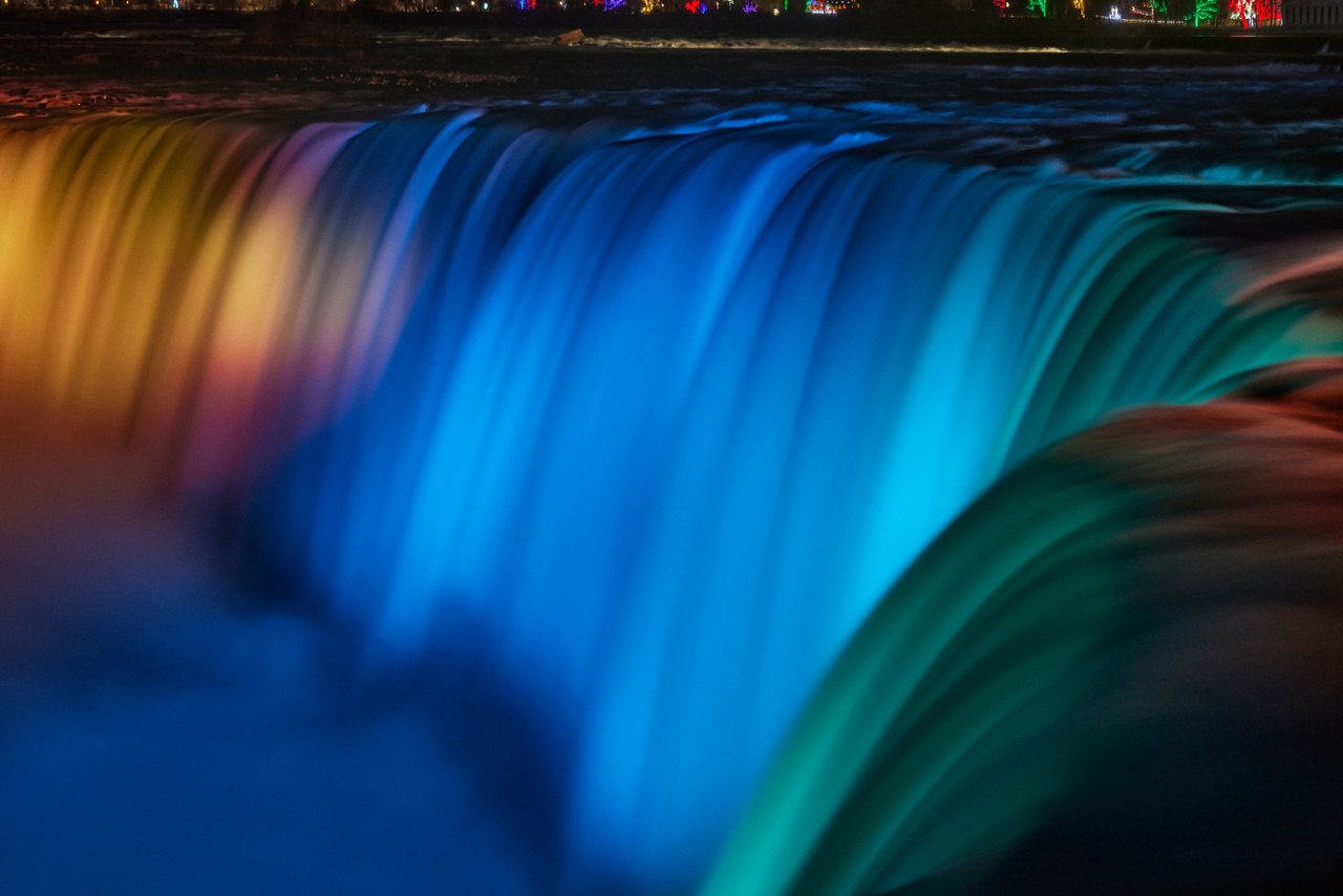 Las Cataratas del Niágara por la noche se iluminaron con los colores del arco iris.