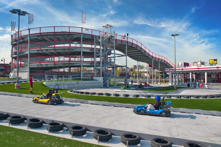 Des go-karts circulant sur une piste. 