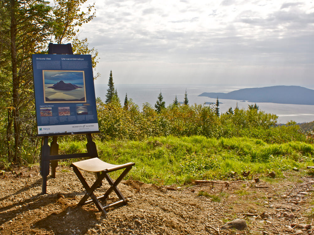 Un cartel informativo sobre el paisaje que domina la isla Pic.