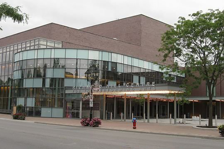 Entrée principale du bâtiment du Richmond Hill Centre for the Performing Arts.