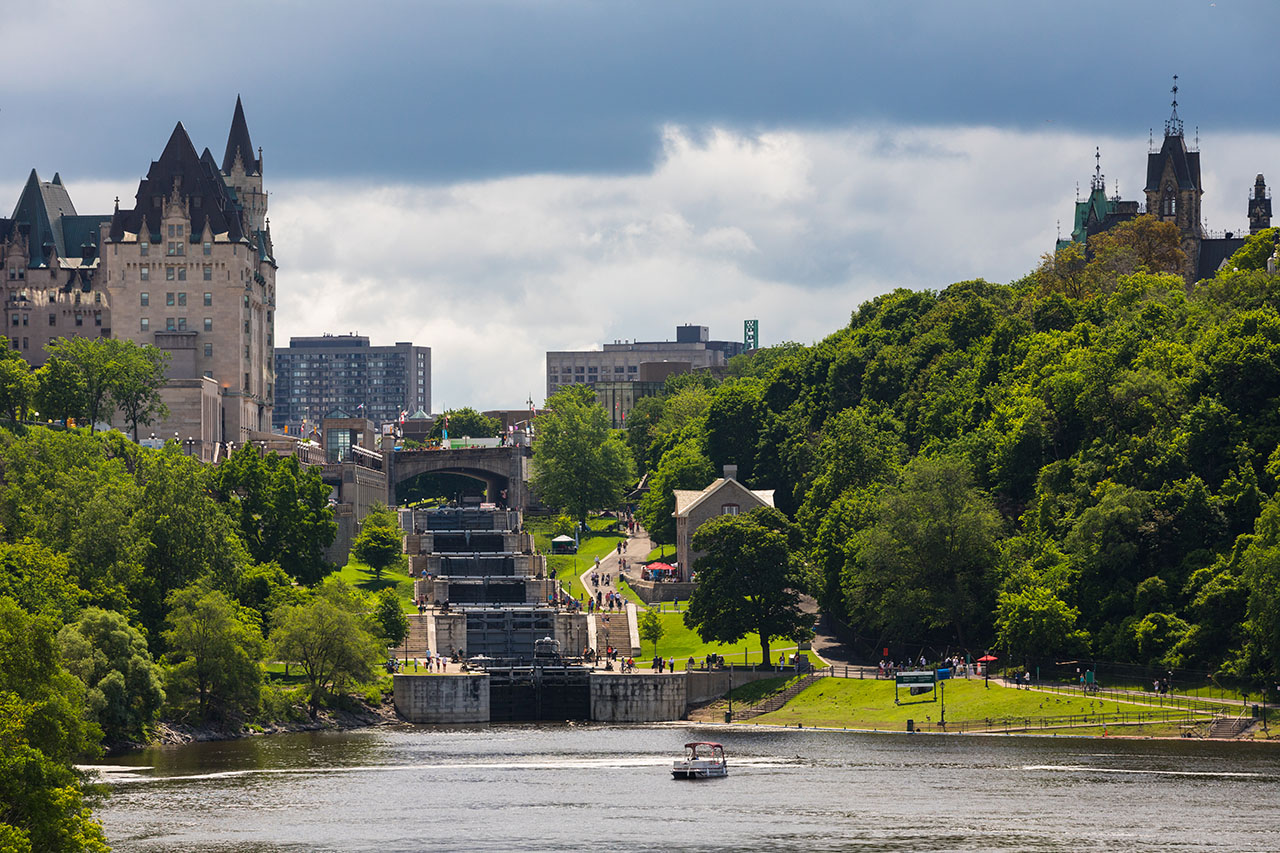 Vista de las esclusas del canal Rideau desde el río Ottawa.