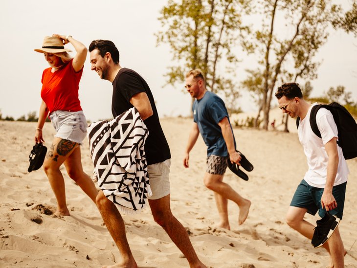 Un groupe d’amis marchant sur la plage.  