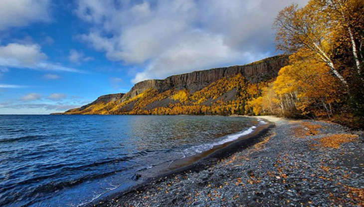 Vue de la montagne Sleeping Giant depuis la rive du lac Supérieur.