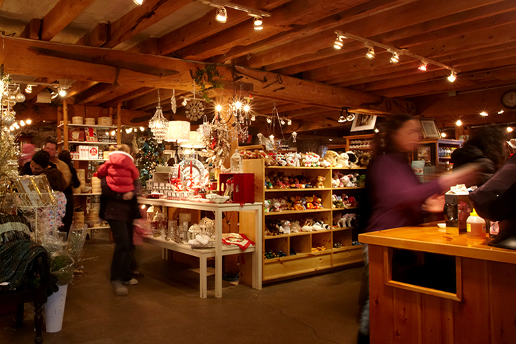 Les acheteurs parcourent les décorations de Noël et les cadeaux de Noël à Springridge Farm.