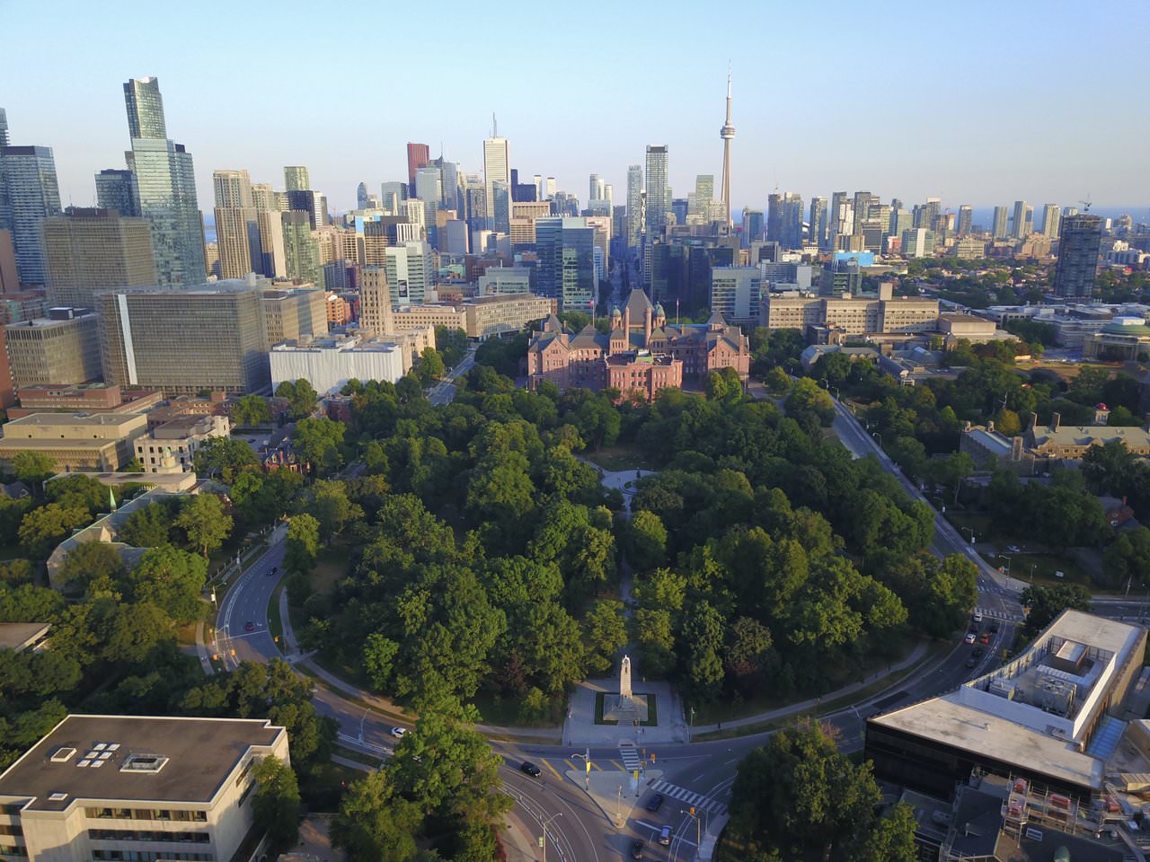 Une vue plongeante sur les grands immeubles et les parcs de Toronto