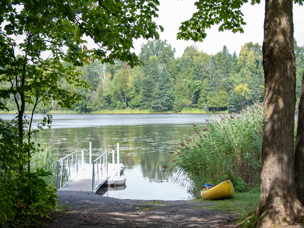 Une petite plage avec des installations de mise à l'eau pour bateaux au parc provincial Voyageur.