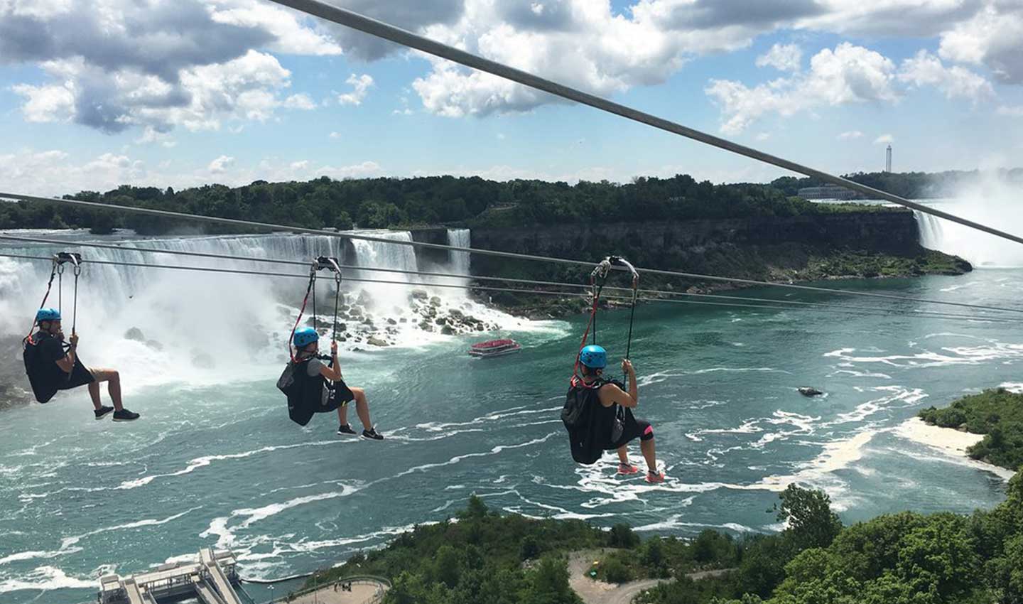 Personnes profitant d'une journée de tyrolienne au-dessus des chutes du Niagara